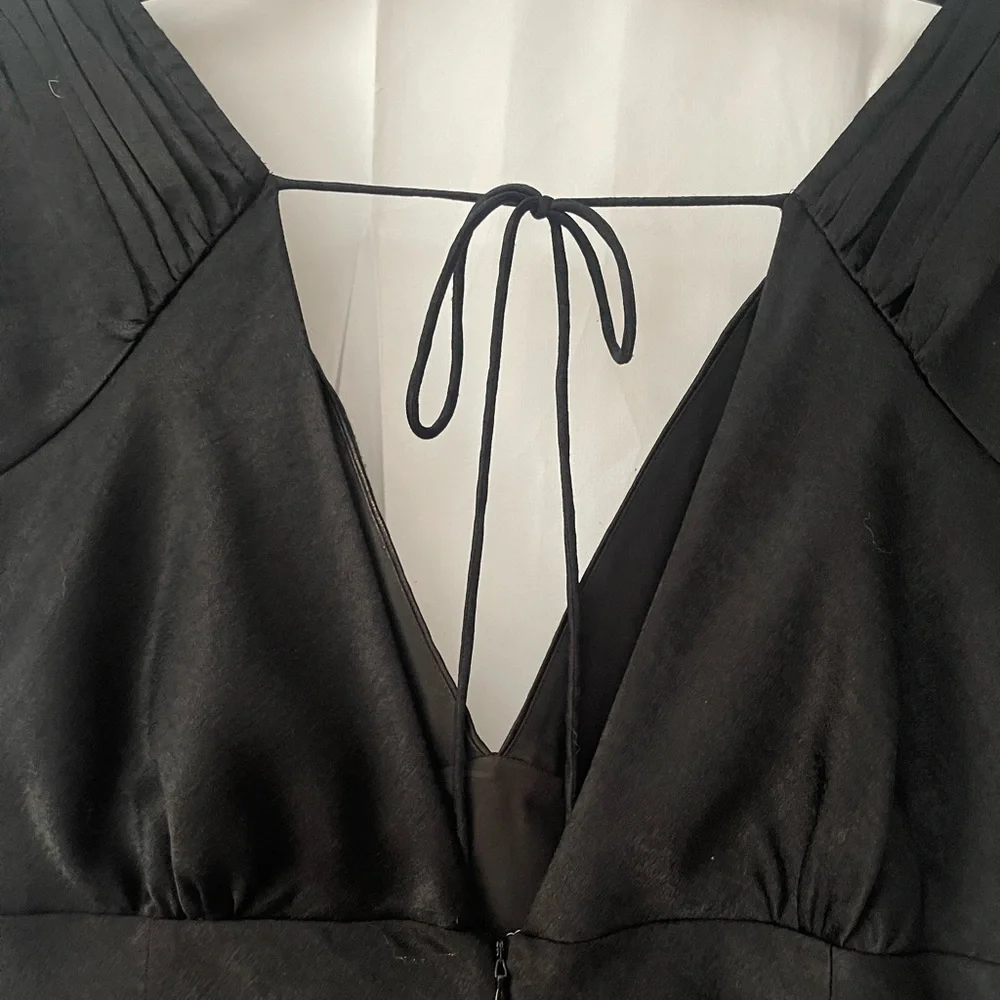 Lovers + Friends Ava Off the Shoulder Black Hammered Satin Fabric midi dress - Picture 8 of 8